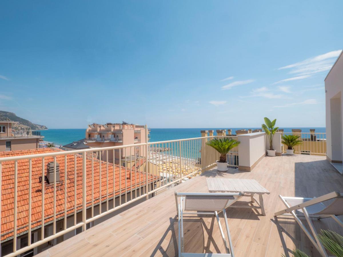 Hotel Continental Pietra Ligure Exterior foto